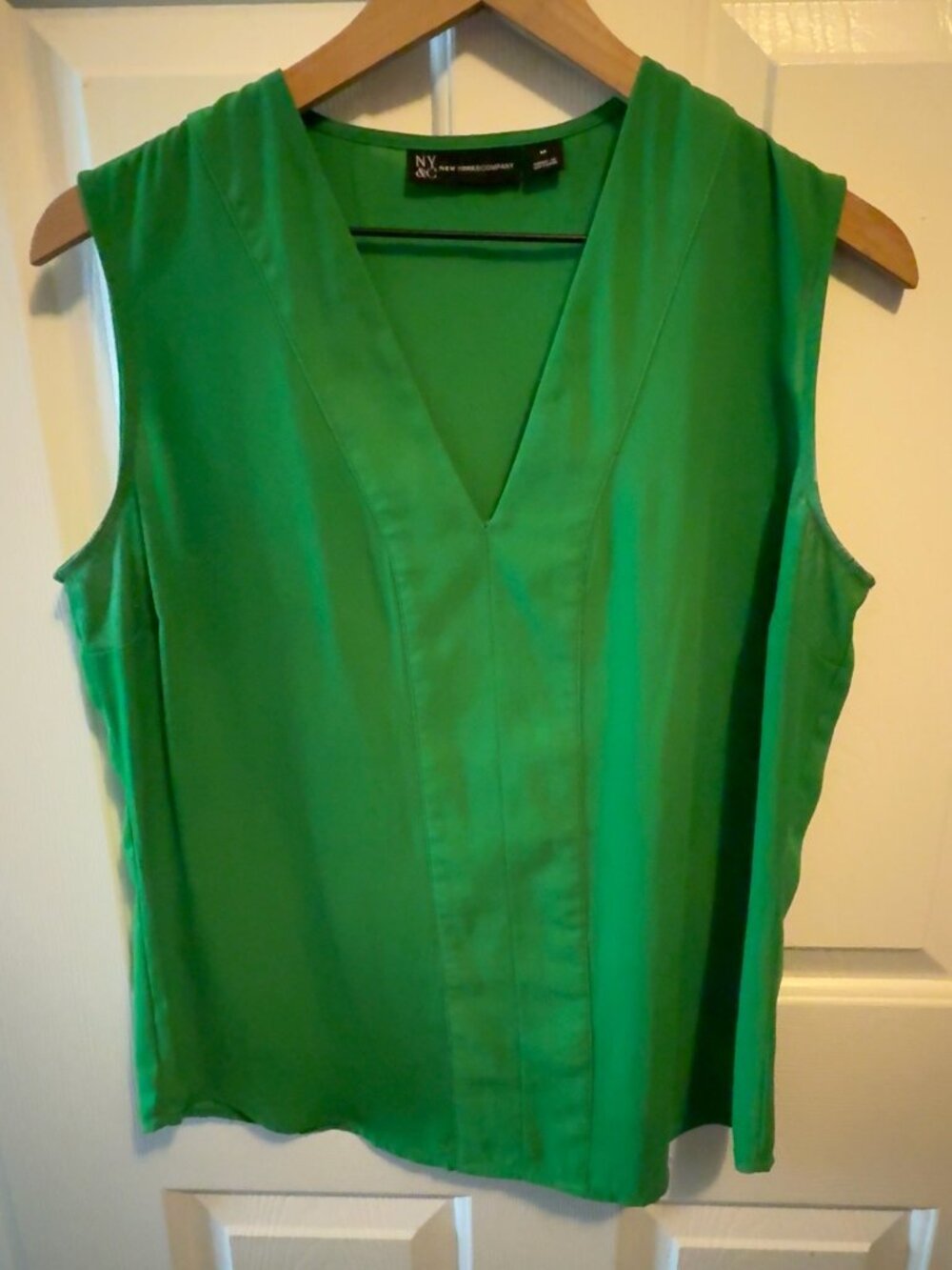 New York & Company Green Sleeveless V-Neck Blouse, Medium